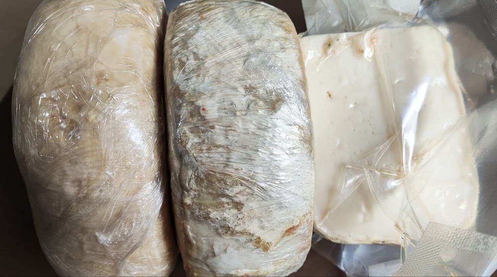 Los tres quesos vistos de lado